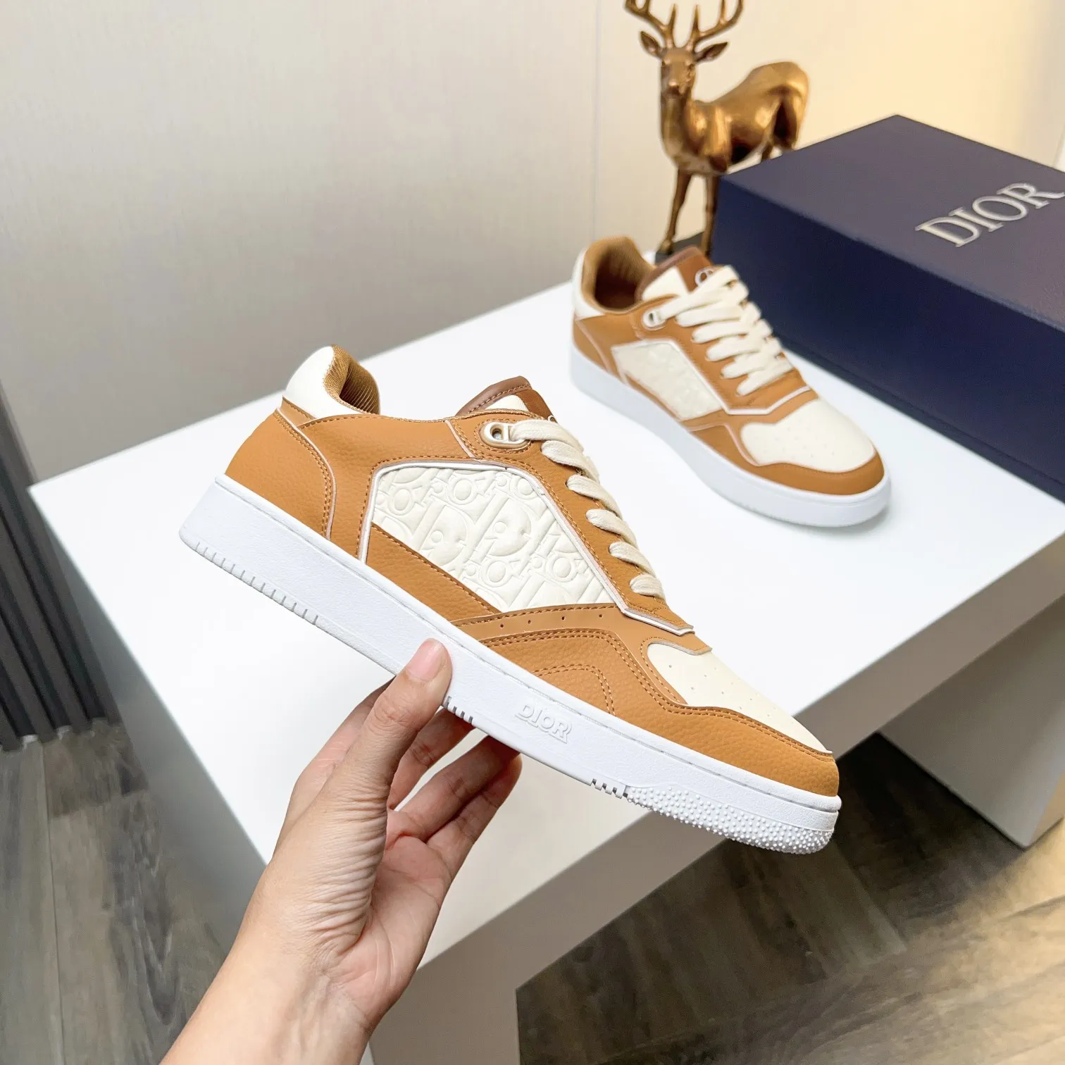 Men's Men's Shoes 💰400 [New] 🦩🦩Dior - Low-top sneakers 2025 spring men's collection new arrivals [Celebrate][Celebrate][Celebrate], reinterpret the basketball shoe design and become a classic Dior item [Strong][Strong][Strong], crafted in black and cream white smooth cowhide with beige suede, leather display on the side The CD logo, tongue, sole and back side are decorated with various distinctive details to enhance the style[666][666], while eyelet details, topstitching and rubber panels highlight the dynamic charm of its athletic style[strong][strong][strong]. It has a two-color rubber sole, which can be matched with various clothing to create a refined look. Size: 38 to 44 (45 can be customized
